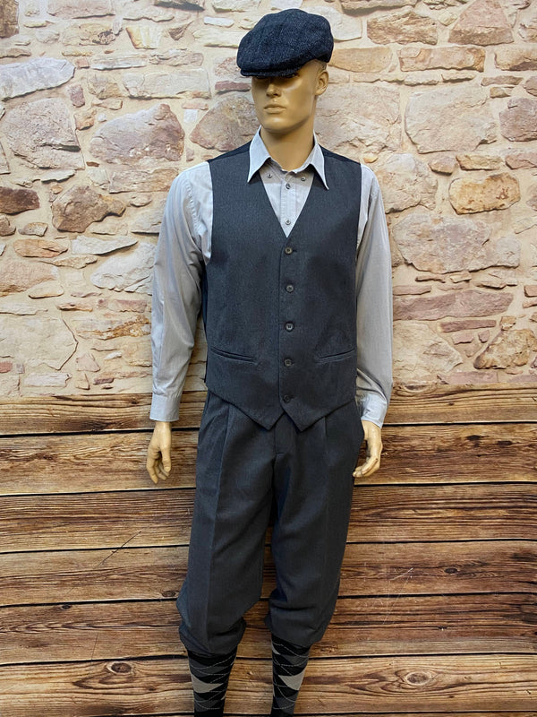 „20er Jahre Herren Outfit mit Knickerbocker Hose und Weste im Peaky Blinders Stil“