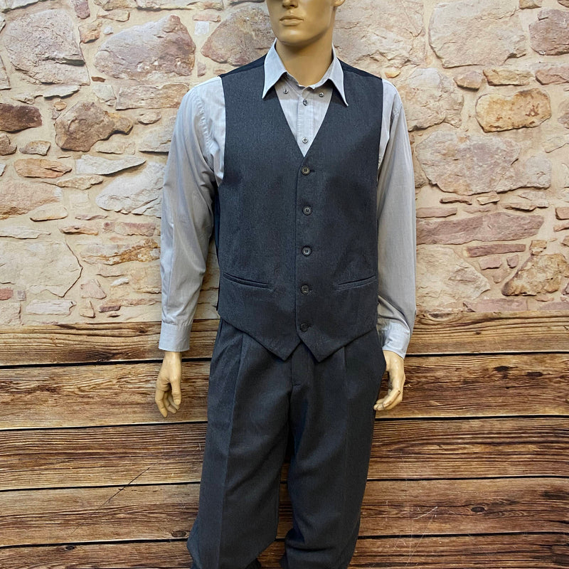 „20er Jahre Herren Outfit mit Knickerbocker Hose und Weste im Peaky Blinders Stil“