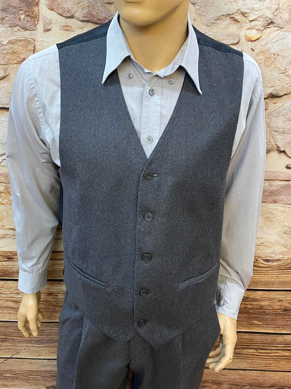 „Vintage Herren Outfit 1920er Jahre mit grauer Weste und Schiebermütze“