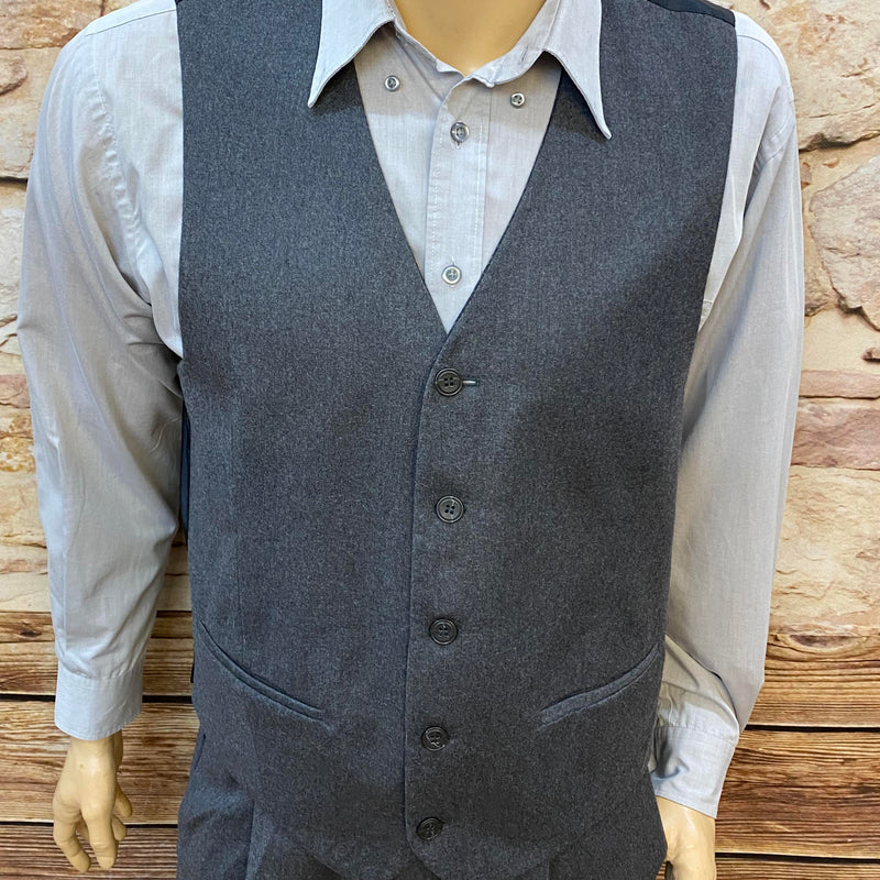 „Vintage Herren Outfit 1920er Jahre mit grauer Weste und Schiebermütze“