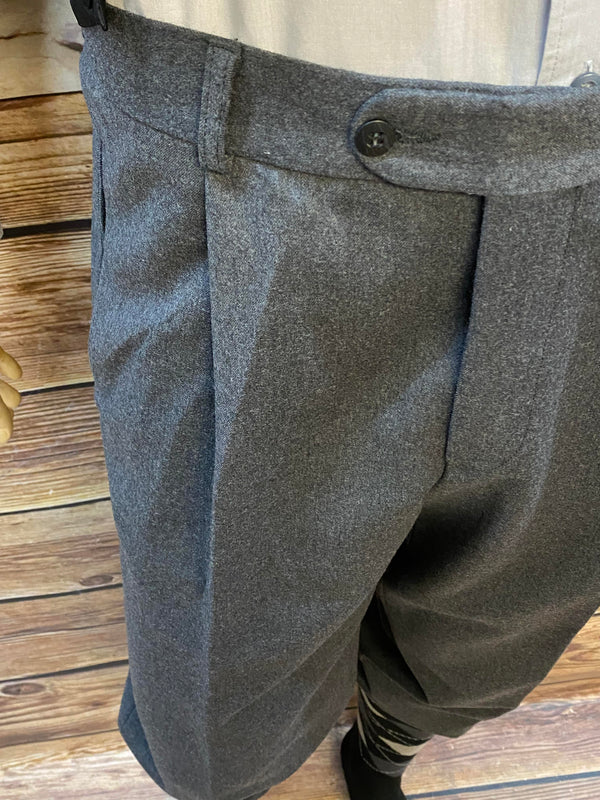 „Gatsby Stil Herren Outfit mit Knickerbocker und klassischer Weste“