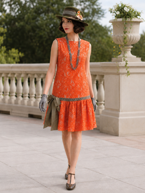 „Model im orangefarbenen 20er Jahre Tageskleid mit Drop-Waist-Schnitt, olivgrünem Vintage Hut, grauen Lederhandschuhen und langer Kette auf eleganter Terrasse“