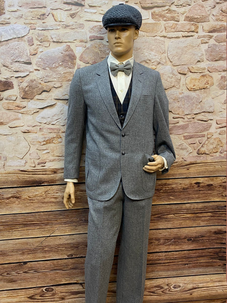 „Vintage Herren-Outfit im Peaky-Blinders Stil, graues Schurwolle-Sakko mit Weste und Fliege, Größe 50 – Frontansicht“