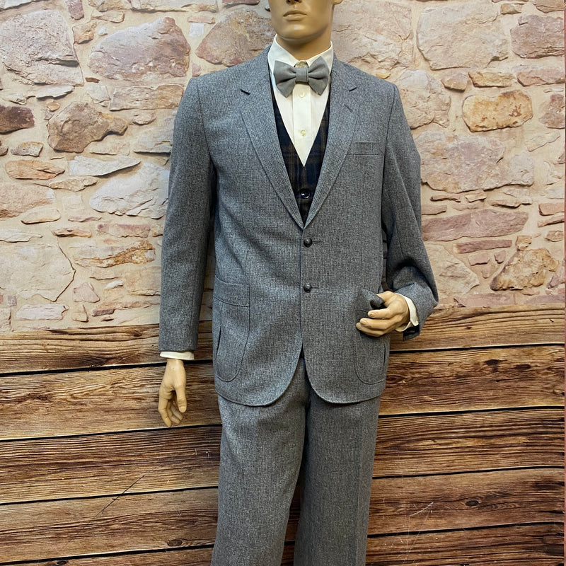„Vintage Herren-Outfit im Peaky-Blinders Stil, graues Schurwolle-Sakko mit Weste und Fliege, Größe 50 – Frontansicht“