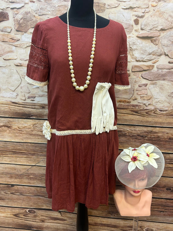 Rostrotes Damen Flapper Kleid mit Spitze, Fascinator mit Netz & Blumen, Perlenkette und Vintage Handschuhe – 1920er Stil