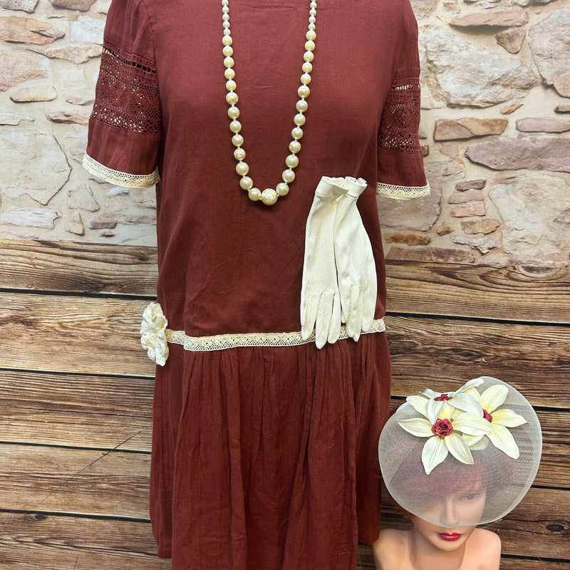 Rostrotes Damen Flapper Kleid mit Spitze, Fascinator mit Netz & Blumen, Perlenkette und Vintage Handschuhe – 1920er Stil
