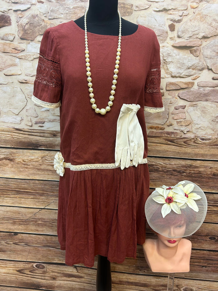 Rostrotes Damen Flapper Kleid mit Spitze, Fascinator mit Netz & Blumen, Perlenkette und Vintage Handschuhe – 1920er Stil