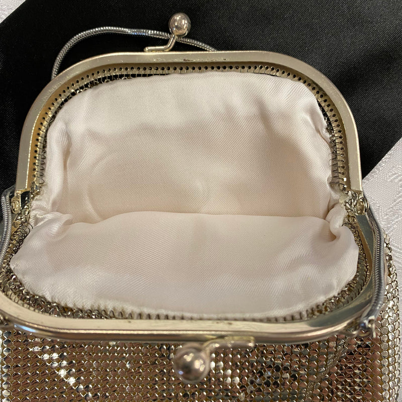 20er-Jahre Damen-Set – Handschuhe, Zigarettenspitze, Kette, Abendtasche