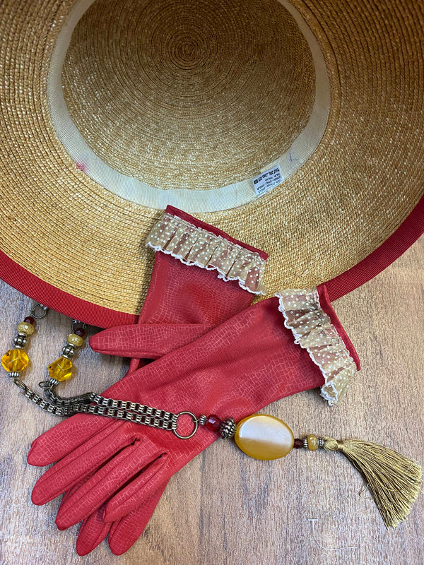 20er Jahre Tageskleid Gr. 44 in Rot mit Spitzenoptik, Strohhut, Handschuhen und Kette, Ansicht 5