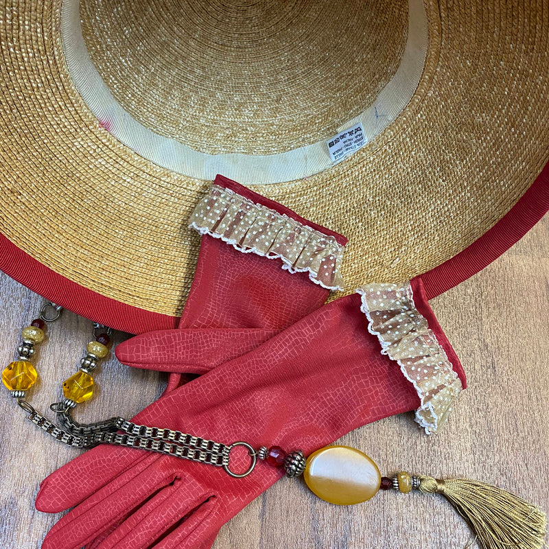 20er Jahre Tageskleid Gr. 44 in Rot mit Spitzenoptik, Strohhut, Handschuhen und Kette, Ansicht 5