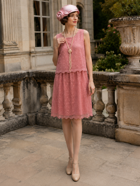 20er Jahre Spitzenkleid in Rosa mit passendem rosa Hut und Perlenkette, knielanges Damenkleid im Charleston Stil vor historischer Schlosskulisse