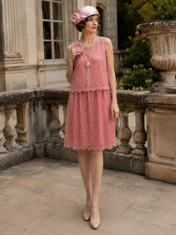 20er Jahre Spitzenkleid in Rosa mit passendem rosa Hut und Perlenkette, knielanges Damenkleid im Charleston Stil vor historischer Schlosskulisse