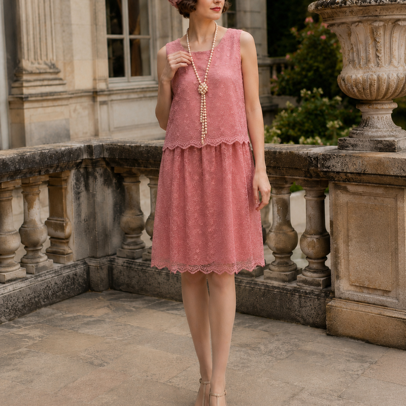 20er Jahre Spitzenkleid in Rosa mit passendem rosa Hut und Perlenkette, knielanges Damenkleid im Charleston Stil vor historischer Schlosskulisse