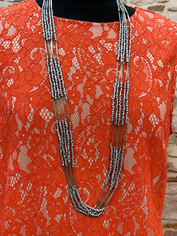„Orangefarbenes Drop-Waist Kleid im 20er Jahre Stil mit langer mehrreihiger Vintage Kette“