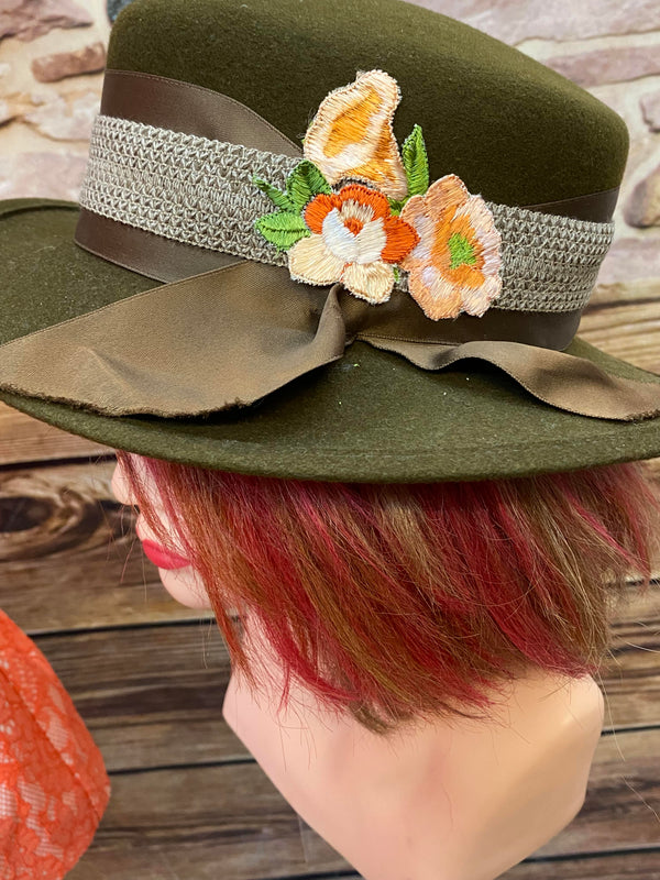 „Olivgrüner Vintage Damenhut Größe 56 mit breitem Band und floraler Applikation für 20er Jahre Outfit“
