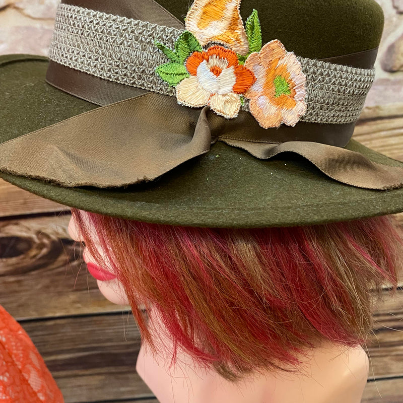 „Olivgrüner Vintage Damenhut Größe 56 mit breitem Band und floraler Applikation für 20er Jahre Outfit“