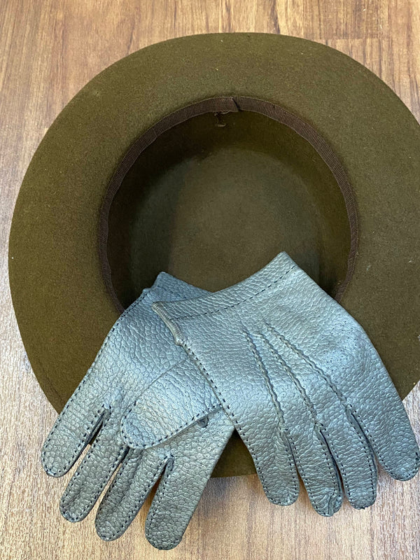„Graue Lederhandschuhe Größe M mit olivgrünem Vintage Hut als Accessoires zum 20er Jahre Damen Outfit“