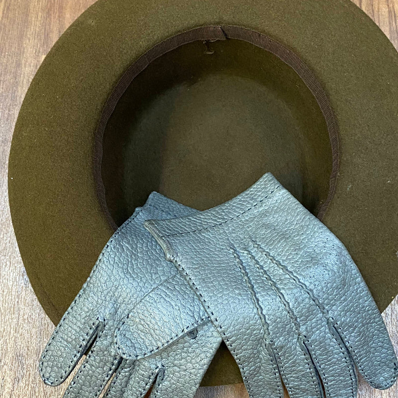 „Graue Lederhandschuhe Größe M mit olivgrünem Vintage Hut als Accessoires zum 20er Jahre Damen Outfit“