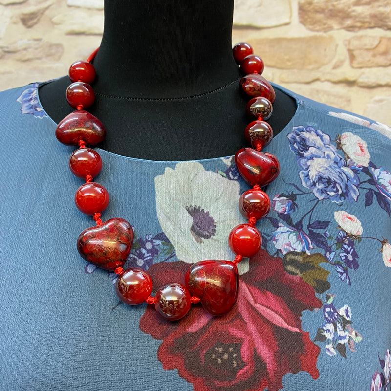 20er Jahre Tageskleid Gr. 40 mit blauem Blumenkleid, rotem Hut, Handschuhen und Kette
