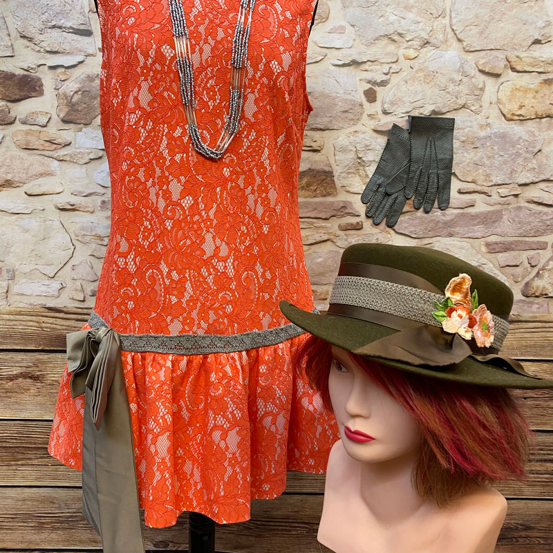 „20er Jahre Damen Outfit mit orangefarbenem Drop-Waist Spitzenkleid Gr. 42, Vintage Hut, Lederhandschuhen und Kette“