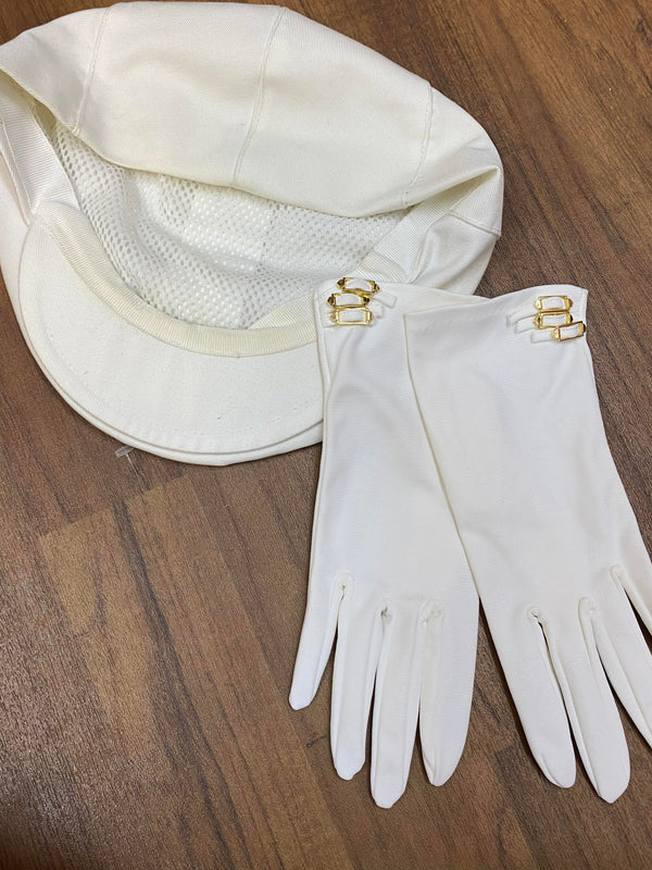 „Vintage Accessoires zum 20er-Jahre Kleid mit weißen Handschuhen und Hut“