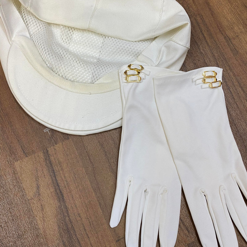 „Vintage Accessoires zum 20er-Jahre Kleid mit weißen Handschuhen und Hut“