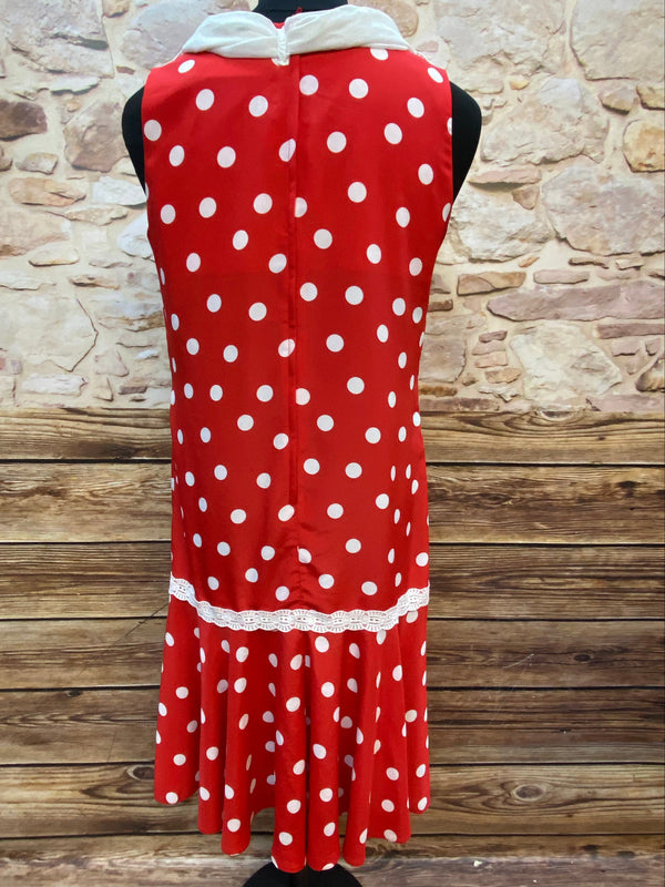 „Detailansicht des roten Tea Dress mit weißen Polka Dots und hellem Schal“