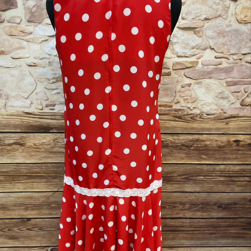 „Detailansicht des roten Tea Dress mit weißen Polka Dots und hellem Schal“