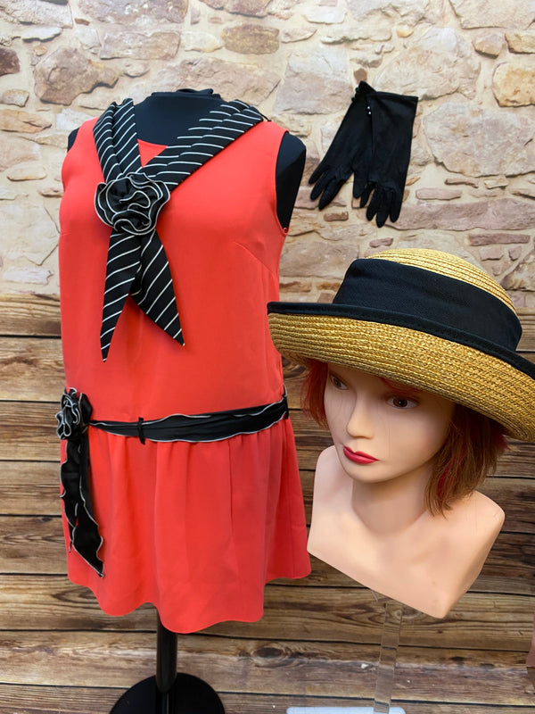 20er Jahre Damen Outfit Gr. 46 – rotes Tageskleid / Tea Dress mit Hut & Handschuhen, Ansicht 2
