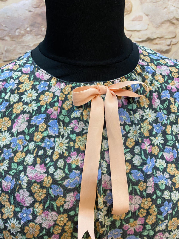 Florales Vintage Tageskleid in Größe 44 mit roséfarbener Schleife und passendem Strohhut mit Blütendetail Ansicht 2