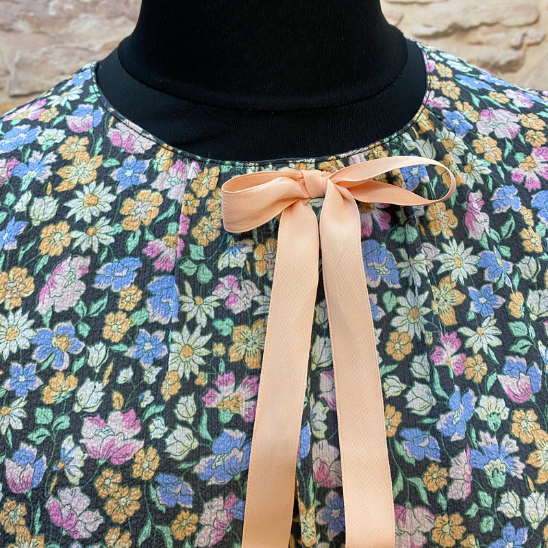 Florales Vintage Tageskleid in Größe 44 mit roséfarbener Schleife und passendem Strohhut mit Blütendetail Ansicht 2