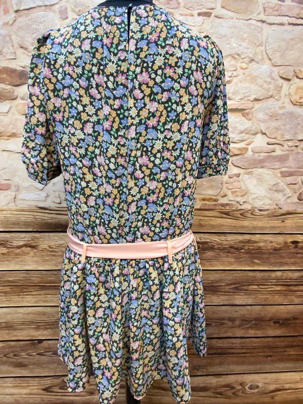 Florales Vintage Tageskleid in Größe 44 mit roséfarbener Schleife und passendem Strohhut mit Blütendetail Ansicht 3