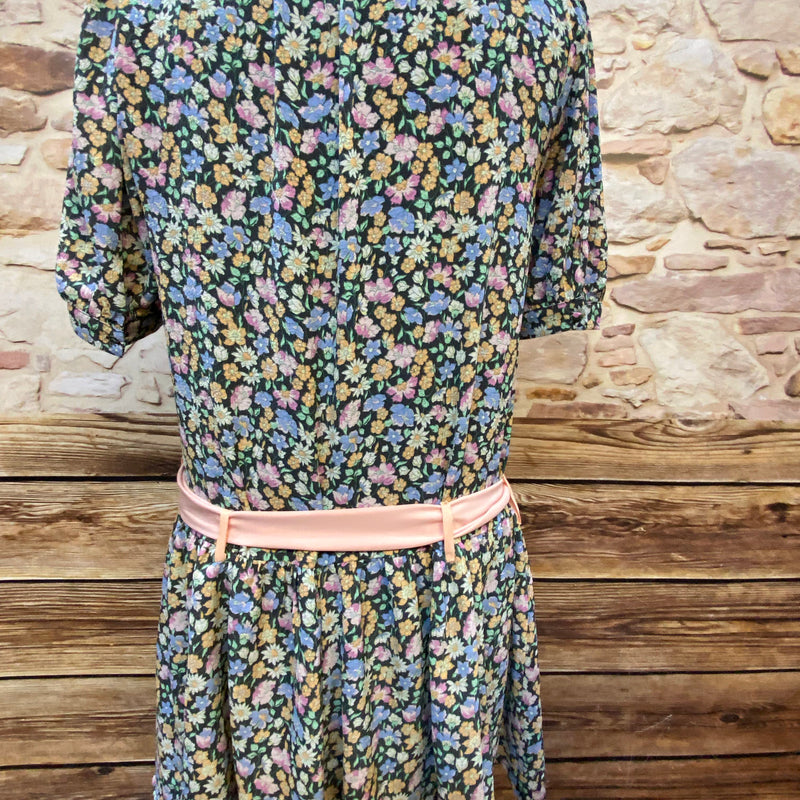 Florales Vintage Tageskleid in Größe 44 mit roséfarbener Schleife und passendem Strohhut mit Blütendetail Ansicht 3