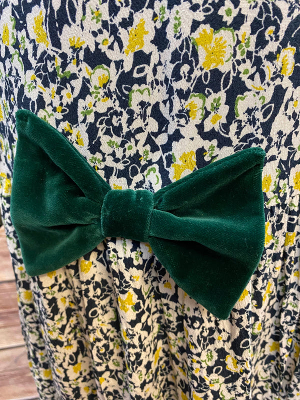Vintage 20er Jahre Tageskleid mit floralem Muster, grüner Samtschleife und schwarzem Seeberger Wollhut am Model Ansicht 3