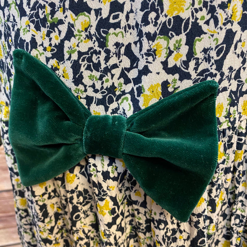 Vintage 20er Jahre Tageskleid mit floralem Muster, grüner Samtschleife und schwarzem Seeberger Wollhut am Model Ansicht 3