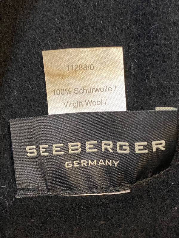 Vintage 20er Jahre Tageskleid mit floralem Muster, grüner Samtschleife und schwarzem Seeberger Wollhut am Model Ansicht 7