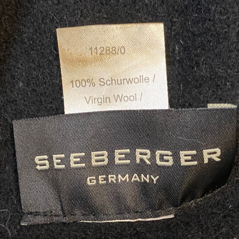 Vintage 20er Jahre Tageskleid mit floralem Muster, grüner Samtschleife und schwarzem Seeberger Wollhut am Model Ansicht 7