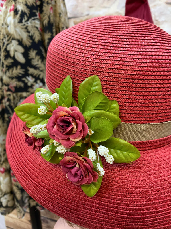 Vintage 20er Jahre Tageskleid mit floralem Muster auf schwarzem Grund, rotem Hut, roter Schleife und passenden roten Handschuhen Ansicht 2