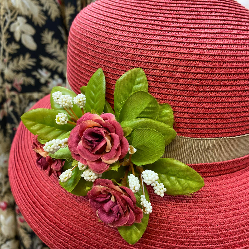 Vintage 20er Jahre Tageskleid mit floralem Muster auf schwarzem Grund, rotem Hut, roter Schleife und passenden roten Handschuhen Ansicht 2