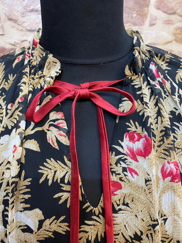 Vintage 20er Jahre Tageskleid mit floralem Muster auf schwarzem Grund, rotem Hut, roter Schleife und passenden roten Handschuhen Ansicht 3