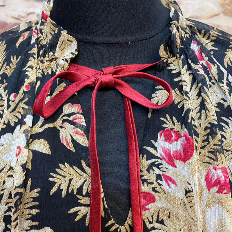 Vintage 20er Jahre Tageskleid mit floralem Muster auf schwarzem Grund, rotem Hut, roter Schleife und passenden roten Handschuhen Ansicht 3