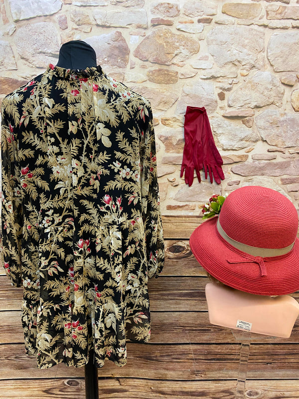 Vintage 20er Jahre Tageskleid mit floralem Muster auf schwarzem Grund, rotem Hut, roter Schleife und passenden roten Handschuhen Ansicht 4