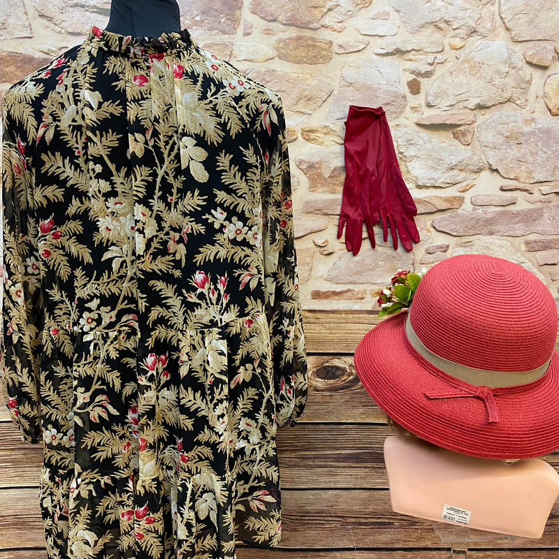 Vintage 20er Jahre Tageskleid mit floralem Muster auf schwarzem Grund, rotem Hut, roter Schleife und passenden roten Handschuhen Ansicht 4