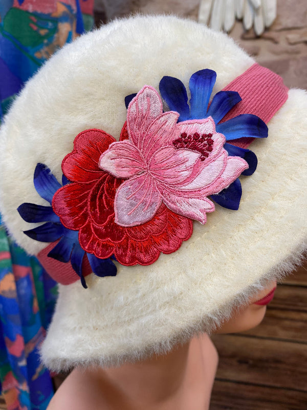 „Weißer Vintage Hut mit pinkem Band und Blumenbesatz für 1920er High Tea Kleid Outfit“