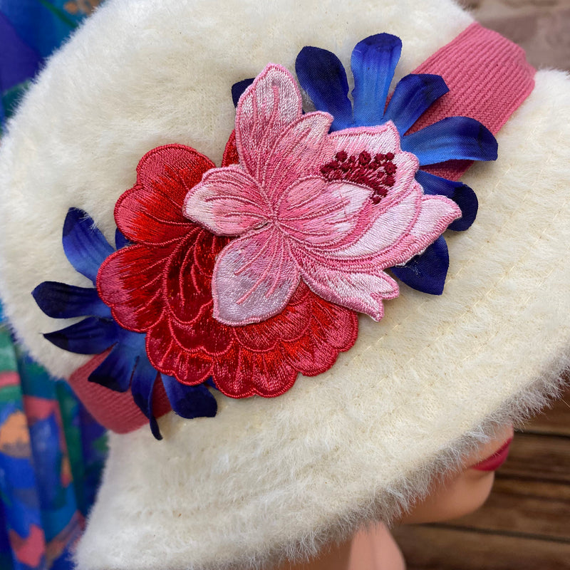 „Weißer Vintage Hut mit pinkem Band und Blumenbesatz für 1920er High Tea Kleid Outfit“