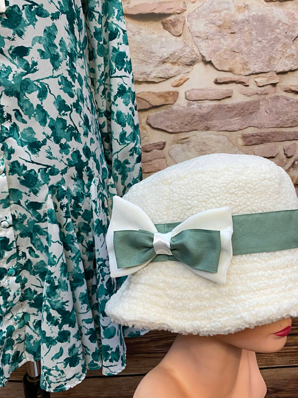 „Weißer Vintage Hut mit grün-weißer Schleife für 1920er High Tea Kleid Outfit“
