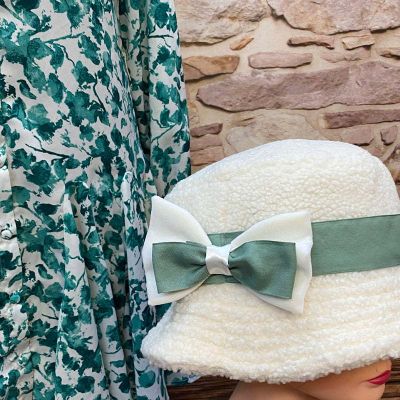 „Weißer Vintage Hut mit grün-weißer Schleife für 1920er High Tea Kleid Outfit“