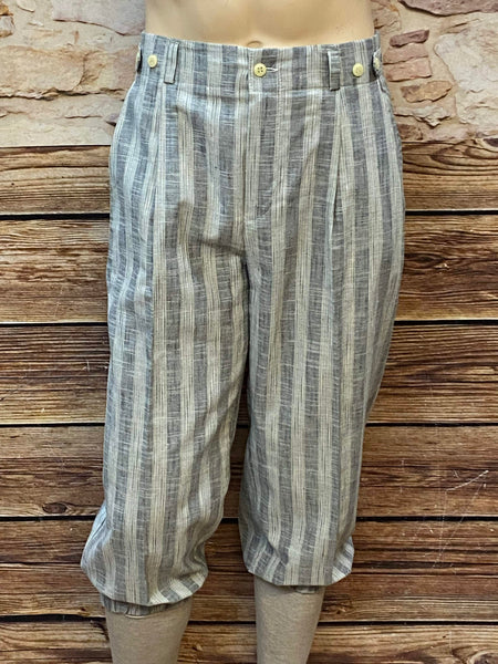 Hell‑ bis mittelgrau gestreifte Knickerbockerhose mit naturfarbenen Knöpfen, gerafftem Saum, Größe 50, Bundweite 90 cm, ungetragen – 20er‑Jahre‑Stil.