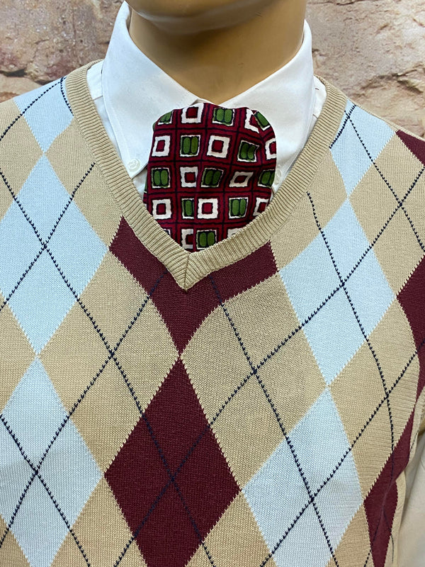 „Argyle Pullunder beige bordeaux hellblau 20er Jahre Herren Outfit“
