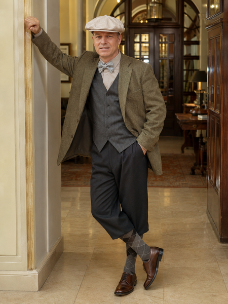 „20er Jahre Oldtimer Outfit Herren als Tragebeispiel mit Sakko Weste Schiebermütze und Knickerbocker Look“